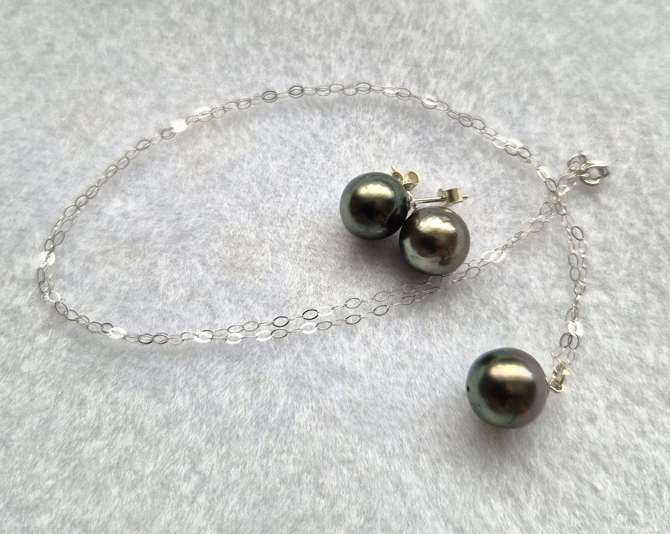 Black Tahitian Pearl in 9ct White Gold